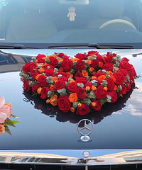 心型的婚车装饰 选了经典红橙色系 花艺师说不容易出错