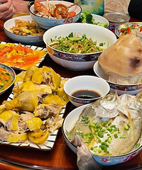 前两天过了小年 包了饺子 烧了一桌大菜...祝大家新年快乐!