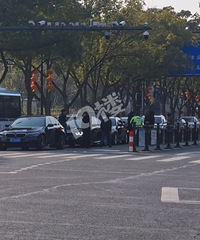 盐北西路和新桥北路交叉处婚车连续追尾 据说撞了4辆