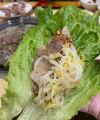 平价东北烤肉店 量大扎实 三盘肉足够两个人吃了!