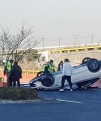 亲眼目睹翻车!嘉兴高速服务区入口这边,四轮朝天…