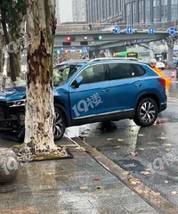 �����������˾Ƽ����ݣ�һ������ڷǻ���������ײ��һ����Ϳ��