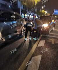 Ϊ��10Ԫͣ���� ����һ˾��ͻȻ�Ӵ����ţ������ת׷βֱ�г�