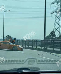 ���ǳ��ܳ���������ڼ��ƣ�ײ����·���ӣ��°Ͷ����ˡ�