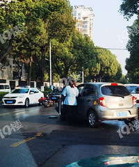 ��߷壬С����Ħ�г�ײ�ˣ�������·�ӱ���԰������˶¡�