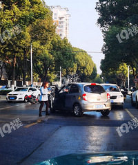 ��߷壬С����Ħ�г�ײ�ˣ�������·�ӱ���԰������˶¡�