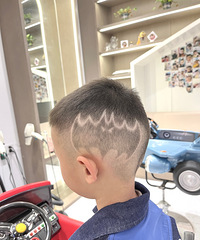 �������˸�����������ĺ�����ɫ�Ķ�ͯ������