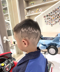 �������˸�����������ĺ�����ɫ�Ķ�ͯ������