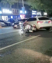 ͻȻ��ͷ��ͩ���г���Ȼ��Ѳ��ײ�ˣ��������飺����������