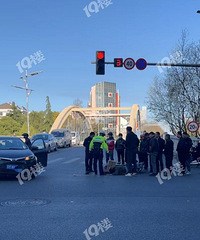 �ڼ�·����·ʮ��·�ڣ�ײ����ƿ���ˣ�ϣ����û�¡�