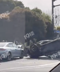 ͻ�������˽�ͷ�����ǵϺ����ѱ���X5ײ���ˣ�