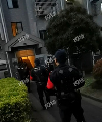 ͻ��������ĳС�����˺öྯ�죡һŮ�ӱ�̧�ߣ�����¥�Ѿ����ˡ�