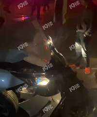 ƽ���������س������ֳ����ң�һ��Լ��˾������ʱ˯��ײ��·�ߡ�