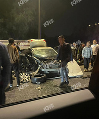 ������ҹ���ҳ�����һ����Ϳ�����ƾƼݣ����˱�����������Ԯ��