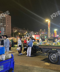 ʮ��·�ڰ�����С��̯��ˮ��̯ ֱ�Ӱ���·�Ŀ��Ӷµ�������