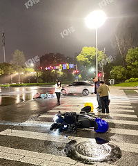 ��������ƿ��ײ�ˣ�һ������С�絹���ڵ� Ь�Ӷ����ˡ�