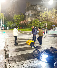 ��������ƿ��ײ�ˣ�һ������С�絹���ڵ� Ь�Ӷ����ˡ�