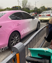 �к���һ��ϲ����ɫ���ӵ�����·�Ͽ����۳����̫ϲ���ˣ�