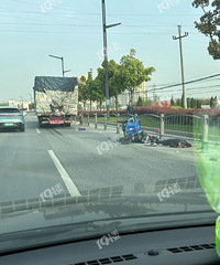 �����������ֳ������˼ұ���ײ�� ����û��ͷ����