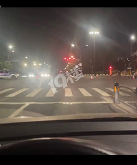 ��ҹͻ������վ�����������ˣ�����ſ�ڵ���һ��������