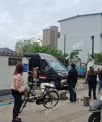 ����Ů˾����ͣ����Χǽײ�ˣ��·���������ǽ�嶼��ײ��һ�顭