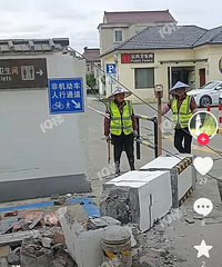 ����һ����Ů˾����ͣ����Χǽײ�ˣ��·���������ǽ�嶼��