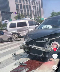 �������ֳ��¹ʣ��ڳ�������­�� ����Һ����һ�أ�����Ϊ��Ѫ...