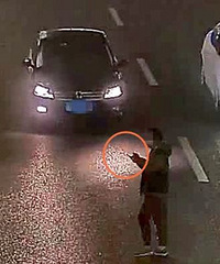 ��Ƶֱ����ƽ��һ���ӵ�ͷ���ֻ� �ᴩ��������ʱ��ײ��������