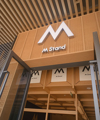 ���˵�һ�� M stand ��ҵ�ˣ�������Ӫҵ���Ŷӿ�ȥ��
