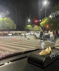 ͩ���ͷ������ײ���ֳ�һ�ص�������Ƭ����˵���˾Ƽ��������ˣ�