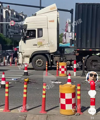 �򵴳��ش󳵻��ˣ�����˵��һ��һС�����ﱻײ��