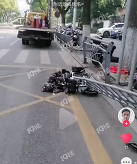 �������аµ����ʧ�ܣ�ײ��һ��Ƭ��ƿ���ͻ�����˾���ڴ��˯��