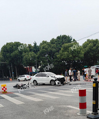 ͻ����������������Ħ�г���ײ����˵ˮ�䶼���ˡ�