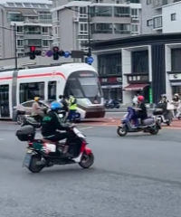 ��ô��ײ�����ˣ��Ĺ�·������С����ײ���й� �ѵ糵��ͣ�ˣ�