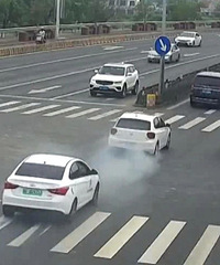 ������ź��ӿ����𳵡�����������Ա����һ·��