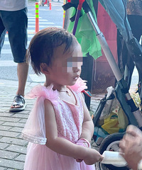 ���ν�ͷһСŮ���������������£�����ϵŮ������������������