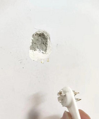 新墙直接被破坏了!谁说装饰画要用无痕钉的?!