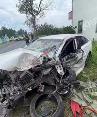 ƽ��һ�γ��뿨����ײ����ͷײ�ü������ϣ������������˺ܶ�Ѫ��