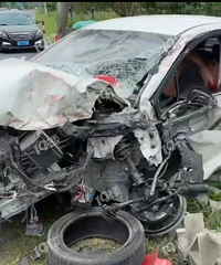 ƽ��һ�γ��뿨����ײ����ͷײ�ü������ϣ������������˺ܶ�Ѫ��