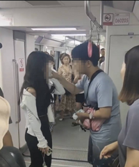 ���軳��Ů��͵���Լ����� ��ˮƿ��Ů������