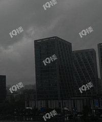 ������ôͻȻ��ڣ�������������·�ϡ�