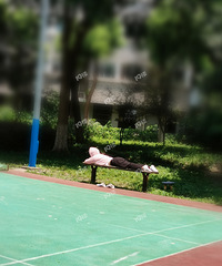 �������ף�����һŮ�Ӷ��Ŵ�̫�� ſ�ڳ�����һ��������