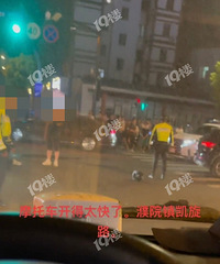 �ԺһĦ�г�����̫����£���ʻԱ����һ��������ͷ������һ�ߡ�