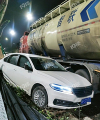 զ���£����˹�·������С���ʹ�ײ�ˣ�С������ײ��ͷ�ˣ�