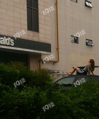 �峿5�㣬������Ů���ڳ����ϰ����͡�