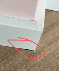 做了踢脚线后发现有缝隙,这是地板问题还是墙的问题?