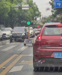 ������·�����ˣ����е���ͻȻ���˸���ʱ���̵ƣ�