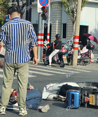 ��ˮ��ҽԺ�ſں��̵� һ��������������ƿ����ײ��