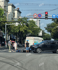 ��ˮ��ҽԺ�ſں��̵� һ��������������ƿ����ײ��