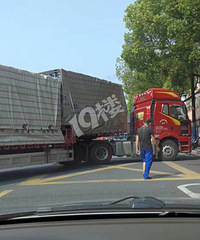 ����˾��³ç�������ѵ�·�м�ĸ��뻤��ײ�ö������ᣡ